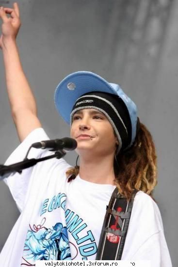 canta shi tom?? - voi ce stiti de tom cum ca ar canta??? yo am poze - ~~tom~~