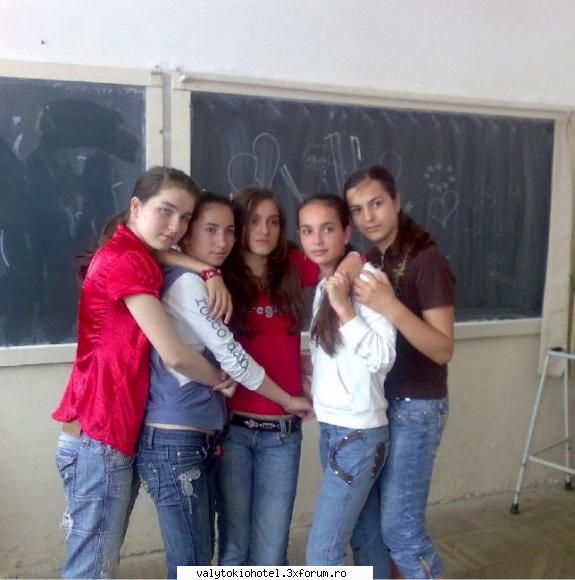 me............valentina - deci de la fata cu bluza roshie: biank, dory, yo - poze cu prietenii vostri