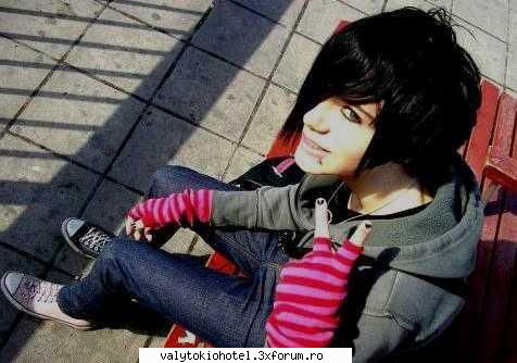me............valentina - adrian e 100% emo shi uraste th, dar in fine ma - poze cu prietenii vostri