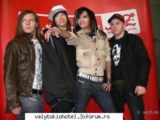 fun with th! aici facem din niste poze lant!hai eu! tom:ne mah aia balcoane are!!!gu: iesit misto