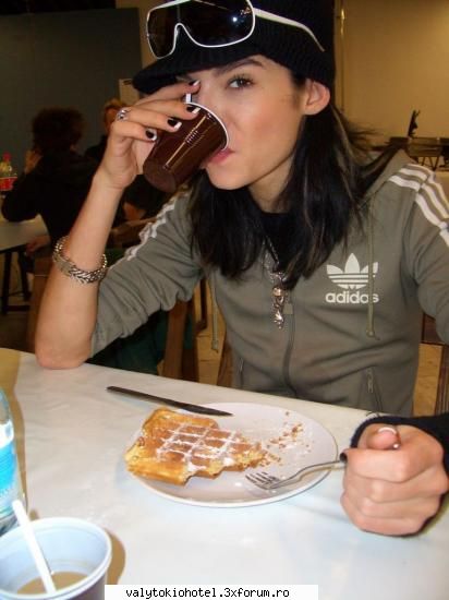aici e la o cafelutza si o banuiesc cu tom dar nu'l vad in poza si pe el
mishto rau treningul de pe