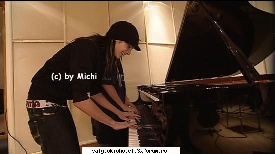 stilul natural al lui bill - bill chiar se pricepe sa cante la pian??? wawww - ~~Bill~~